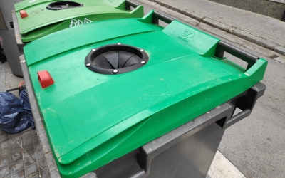 Contenidors per reciclar vidre al carrer de Capmany | Pau Duran